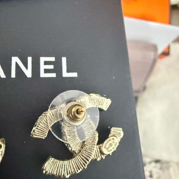 Like new authentic Chanel earring. It’s 2cm. It comes with a box&original tag. - Picture 7 of 8